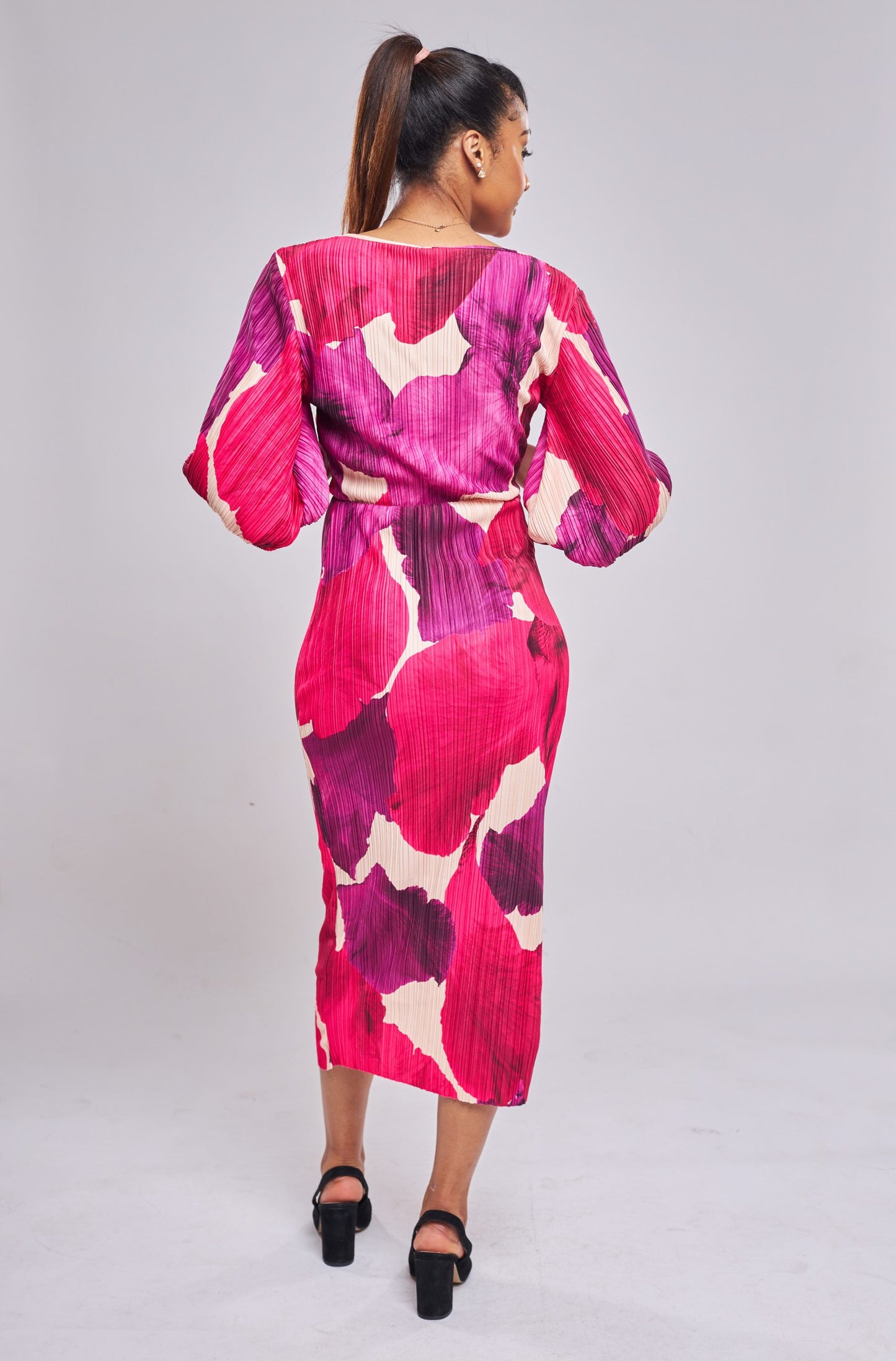 Boohoo - Robe mi-longue fleurie à manches bouffantes back view