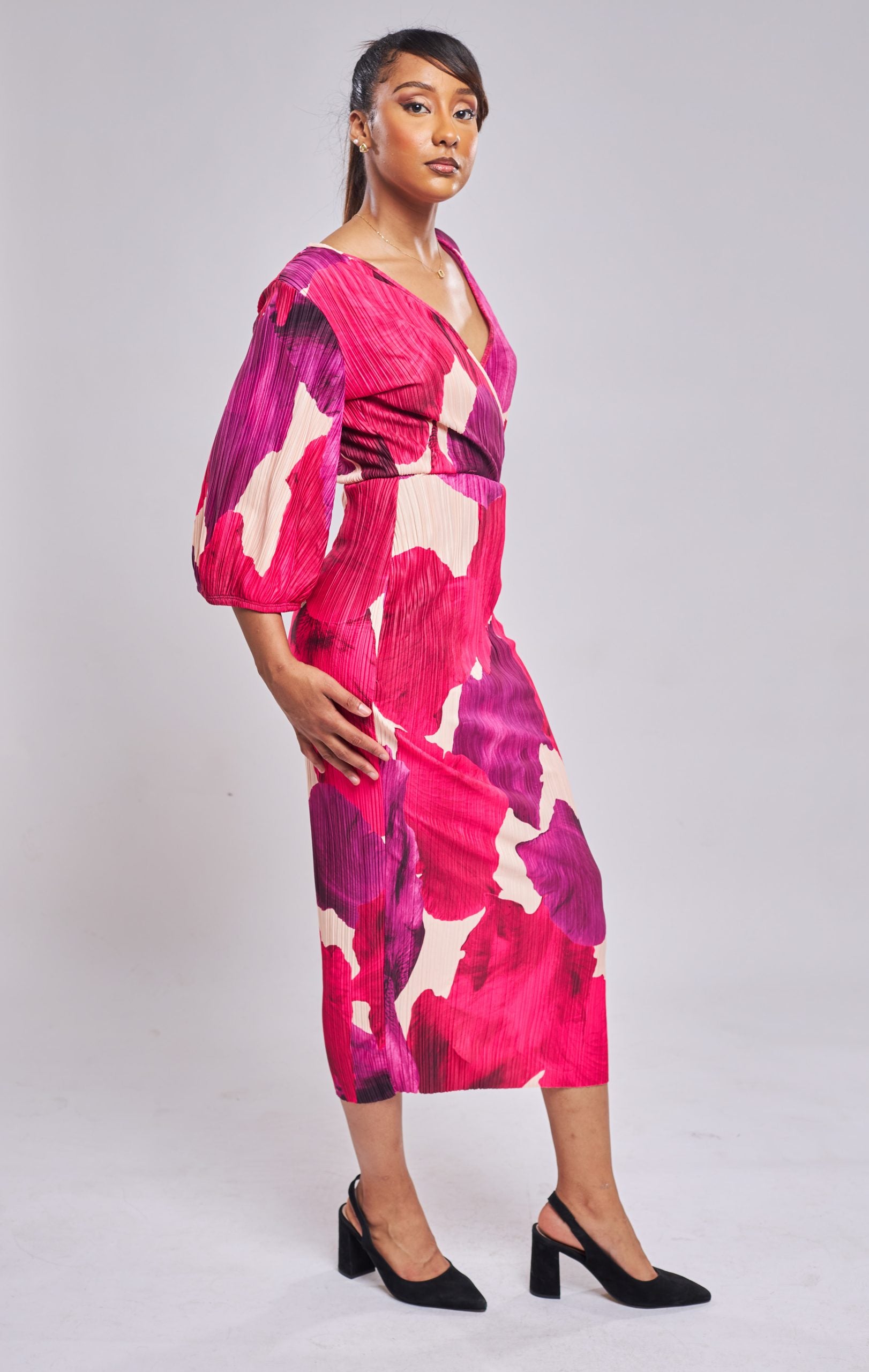 Boohoo - Robe mi-longue fleurie à manches bouffantes side view