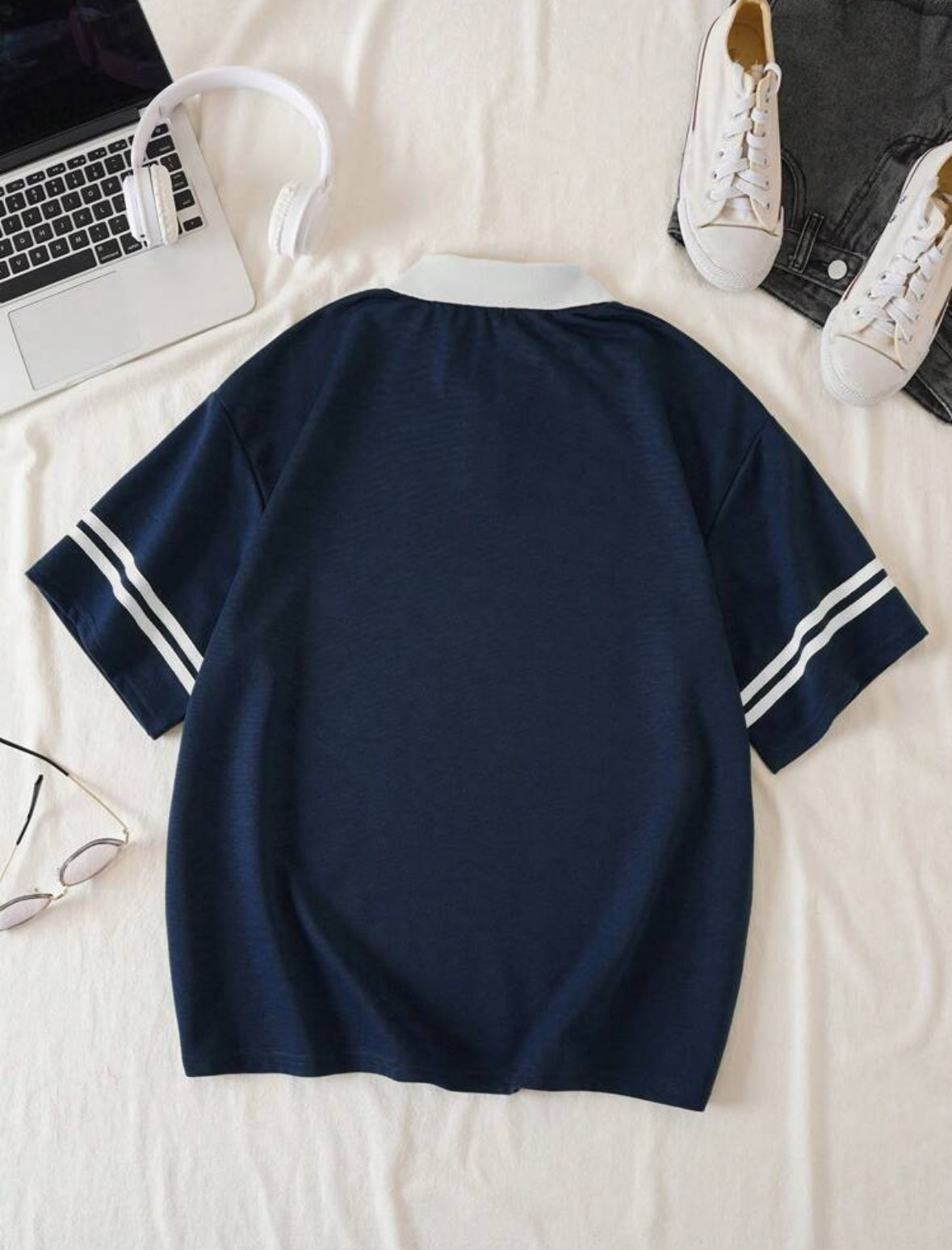Shein - T-shirt graphique avec col contrasté, t-shirts graphiques