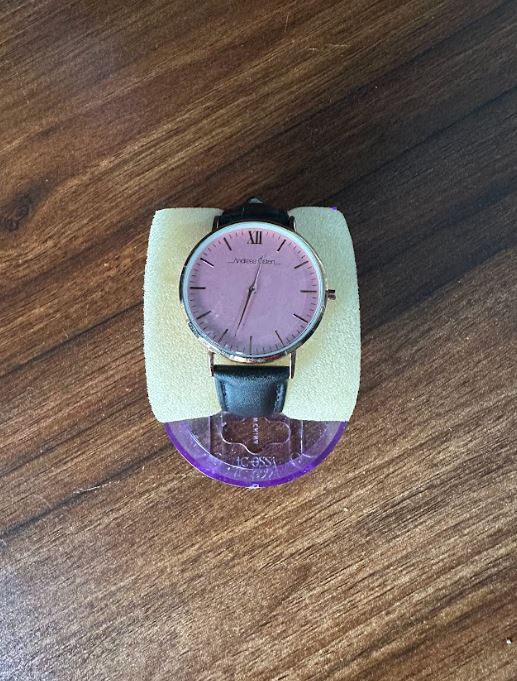 Montre Minimaliste Tendance – Cadran Rose & Bracelet Cuir Noir