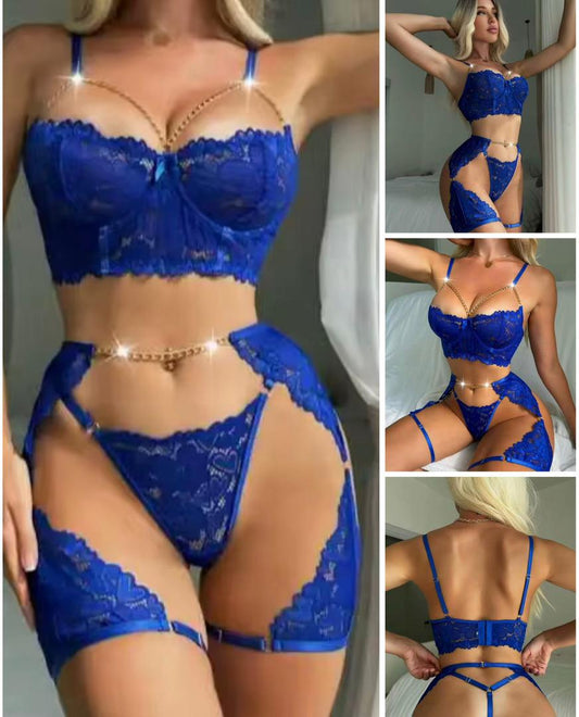 Ensemble lingerie bleu dentelle et chaînes